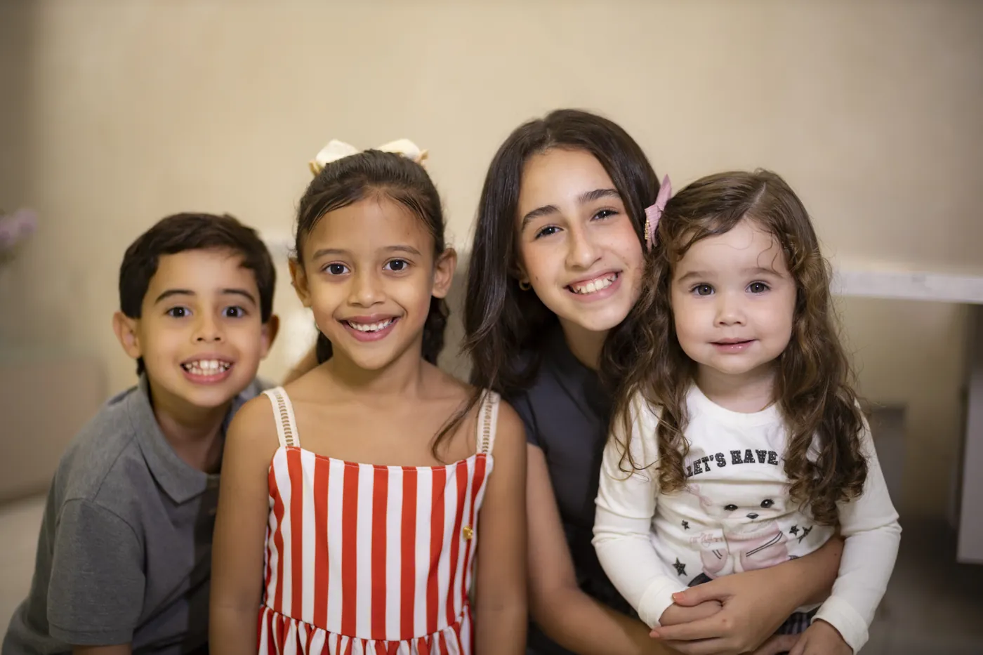 Irmãos sorrindo juntos na clínica