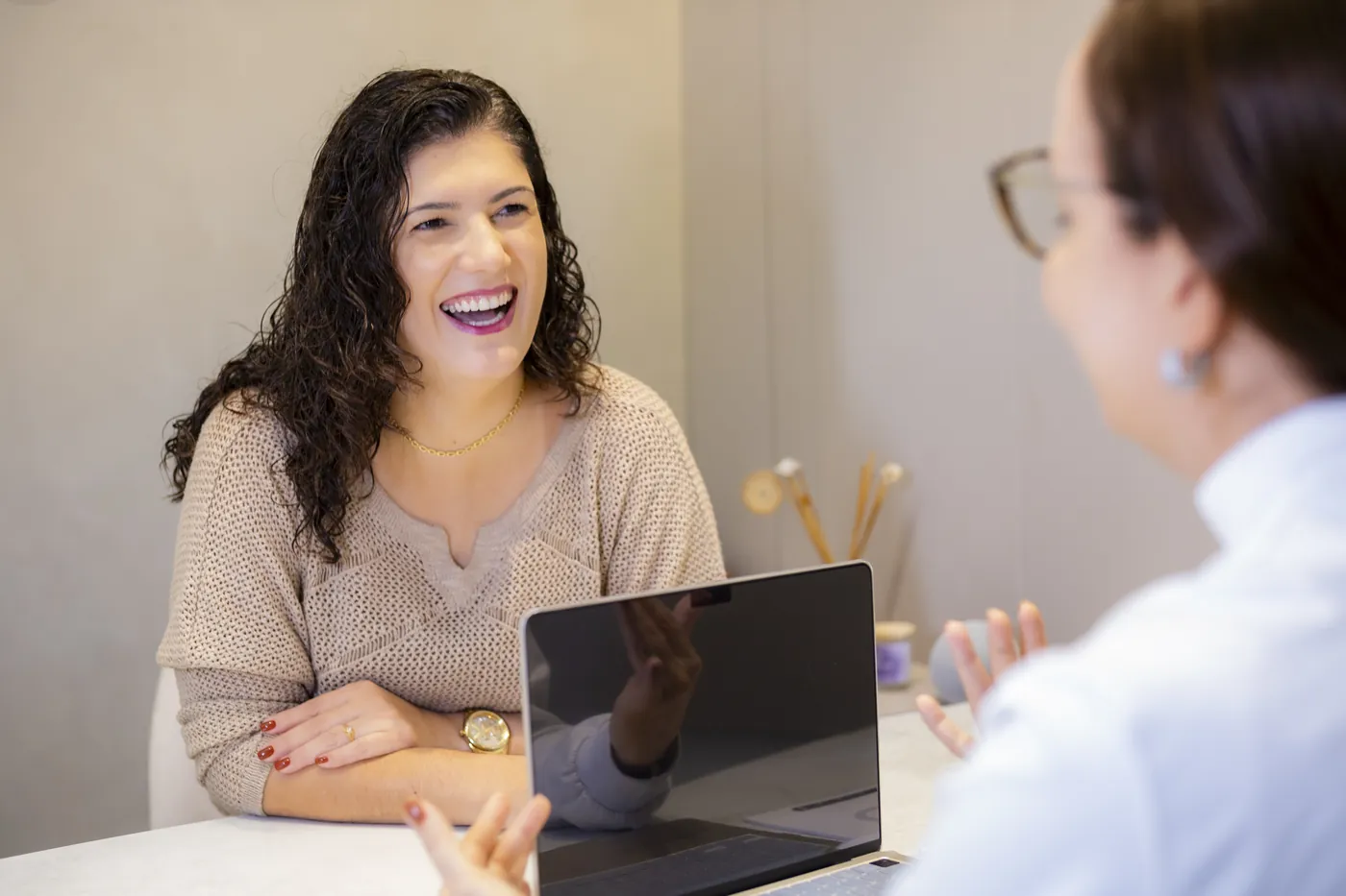 Paciente sorrindo em consulta com a dentista