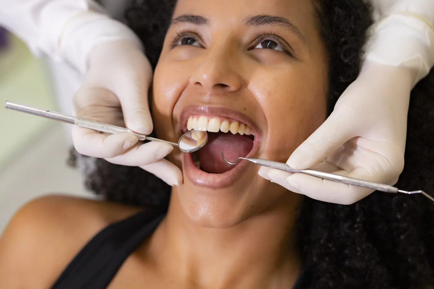 Paciente sorrindo durante avaliação odontológica