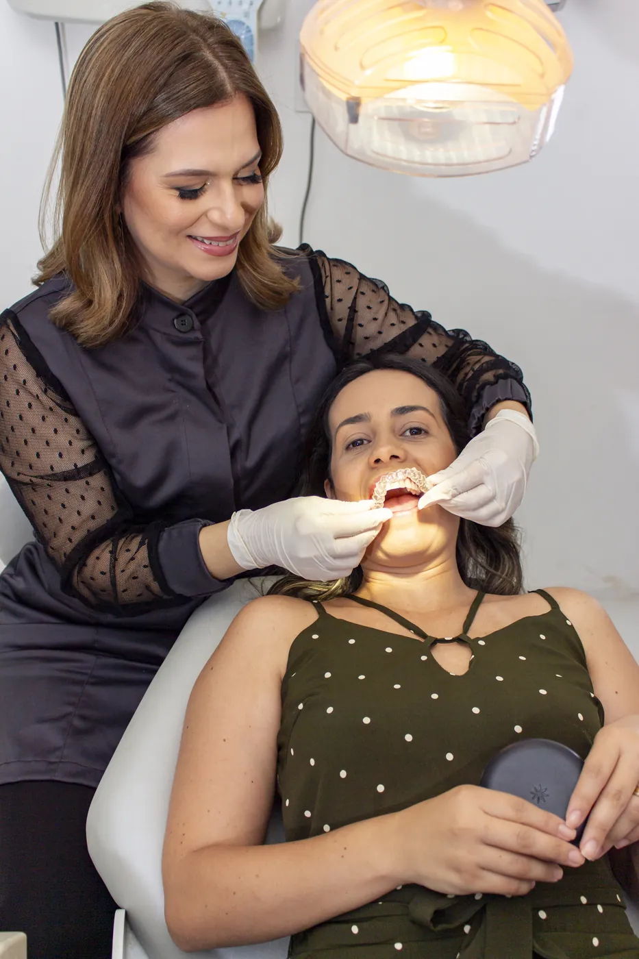 Dentista examinando paciente no consultório