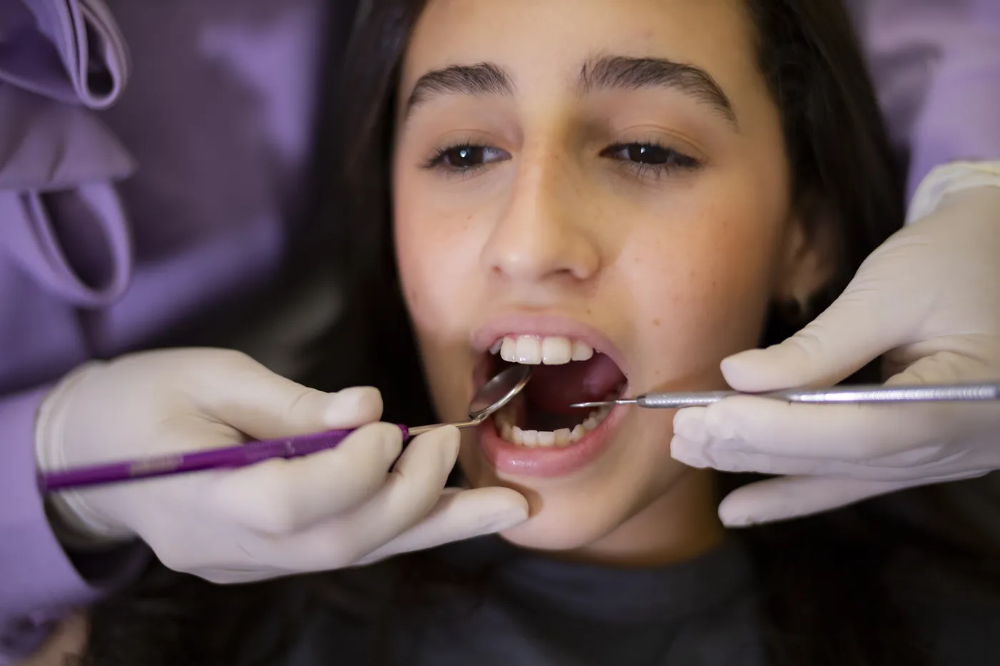 Adolescente em avaliação odontológica