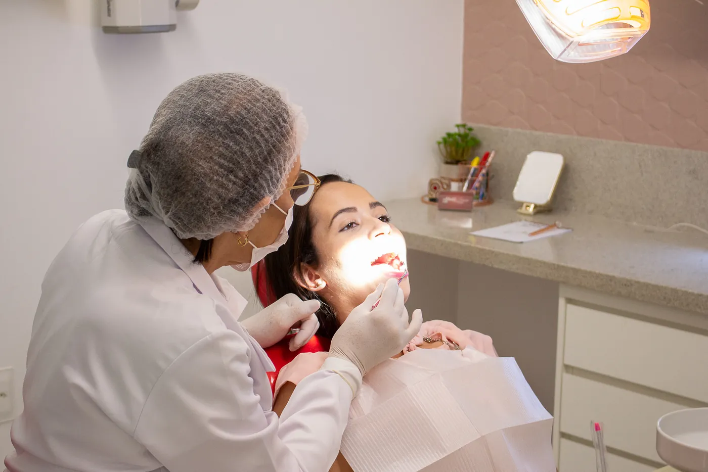 Dentista atendendo uma criança no consultório